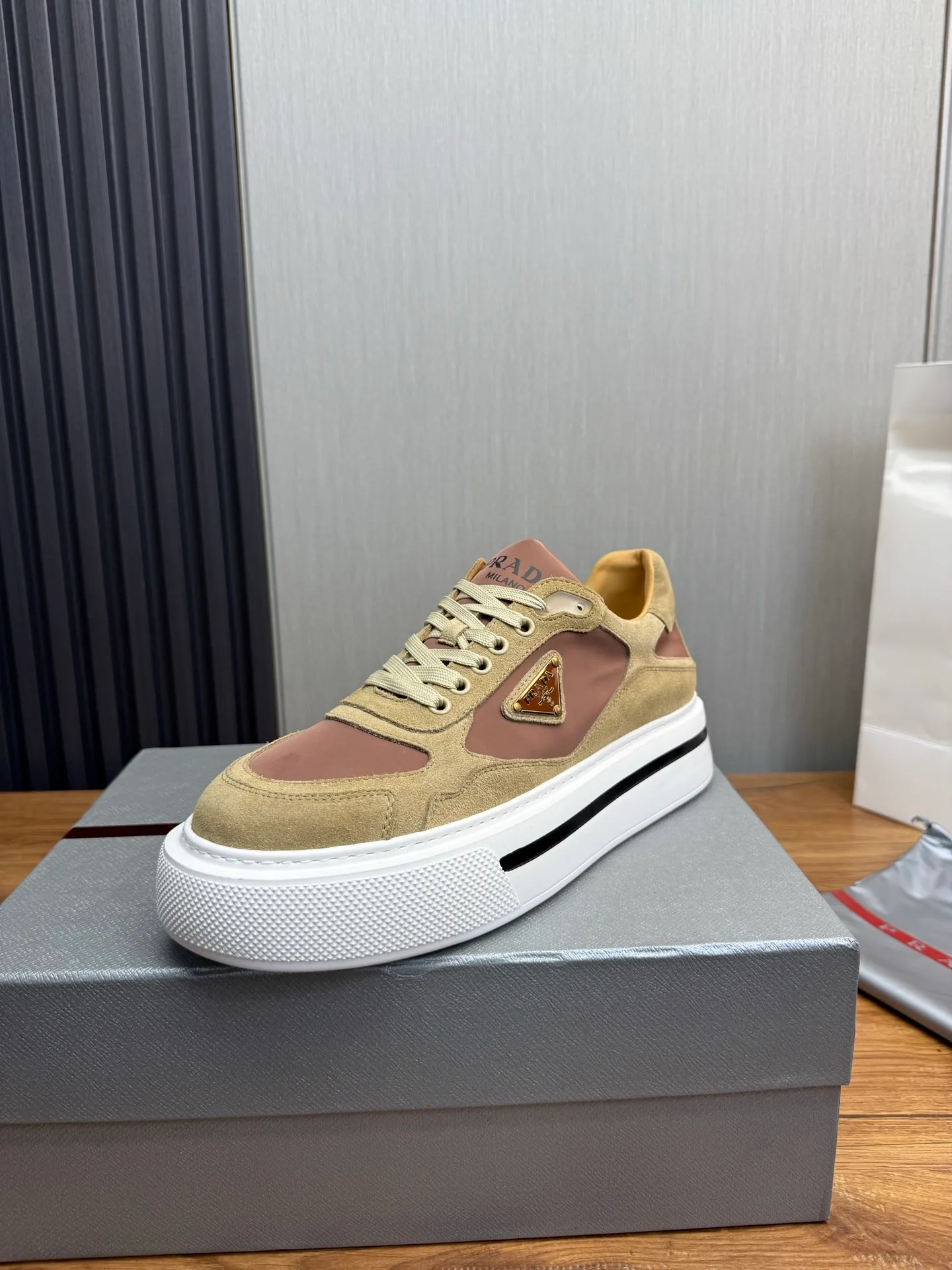 Men's shoes 💰580💰 [PRADA] Hot-selling men's shoes shipped 👏Official website synchronized ⬆️ Original cowhide fabric + cowhide lining, cowhide feet 🐮 1:1 shipment ✔️Original original sole, 38-45 (45. Customized, non-refundable)